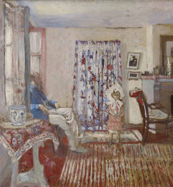 Sunlight streams into a living room from open floor to ceiling windows on the left-hand side of this painting. A man sits with his back to the window, facing a child who stands slightly to the right of the image’s center on the room’s red-and-white striped carpet. A table with a decorative urn, a patterned curtain behind the child, and the rest of the room’s furnishings are also largely in shades of white and red with blue accents. The entire scene is painted in rough, loose brushstrokes.