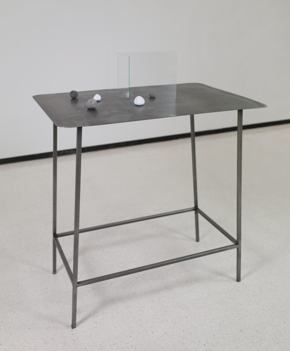 Glass scale model - '5 stones b / w'
