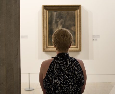 A guest looks at Pablo Picasso's Nude Figure, 1909–10