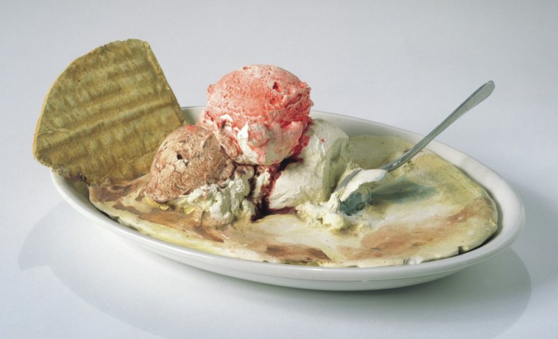Sculpture of an ice cream sundae 