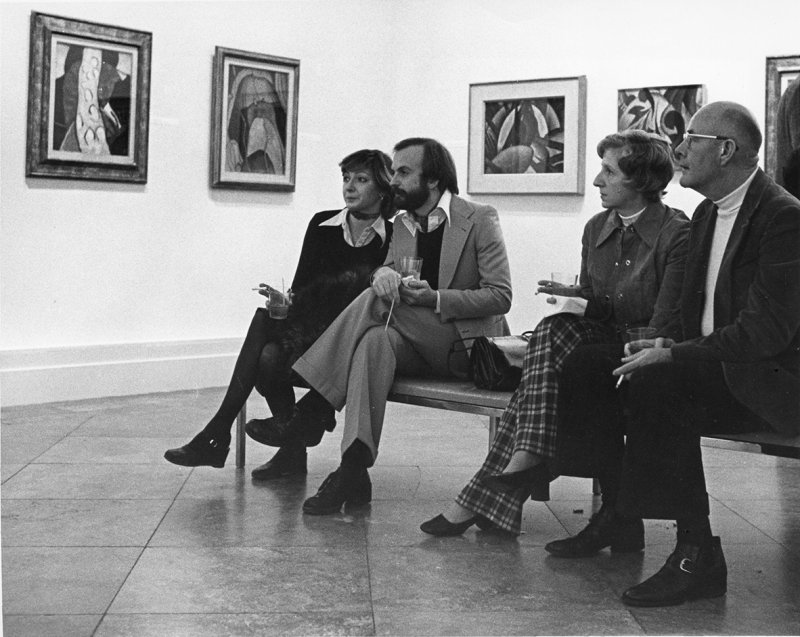 Four visitors sit on a bench at the exhibition opening of Arthur Dove in 1975