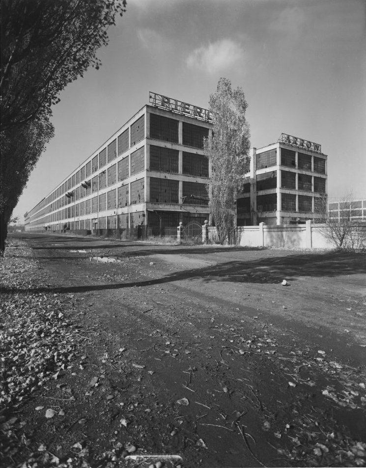 Black-and-white photograph of Pierce-Arrow building