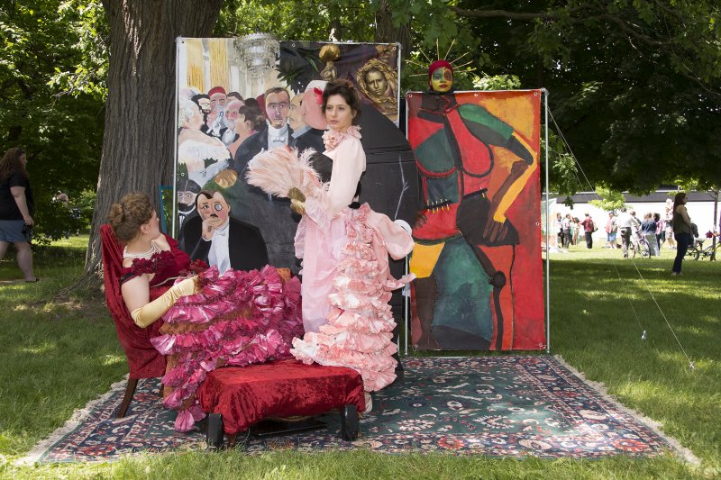 Students from Nichols School Free Draw Club re-create James Tissot’s L'Ambitieuse (Political Woman), 1883–85, and Dinga McCannon’s Revolutionary Sister, 1971
