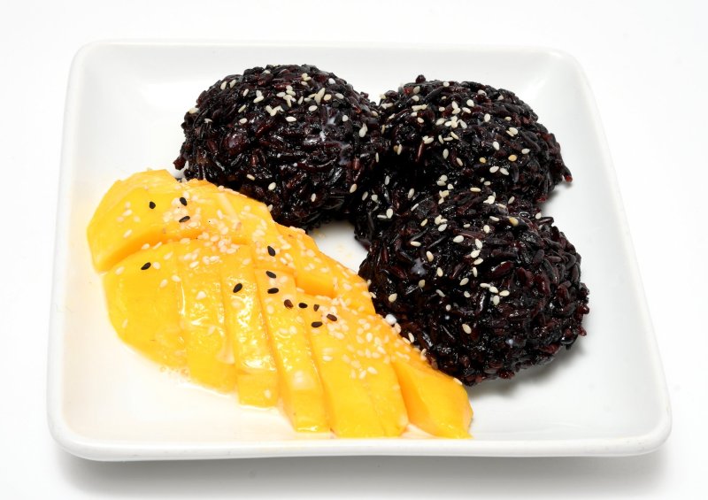 Sliced mango and black rice